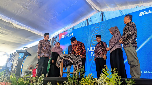 Bupati Madiun bersama rektor UMMAD Madiun