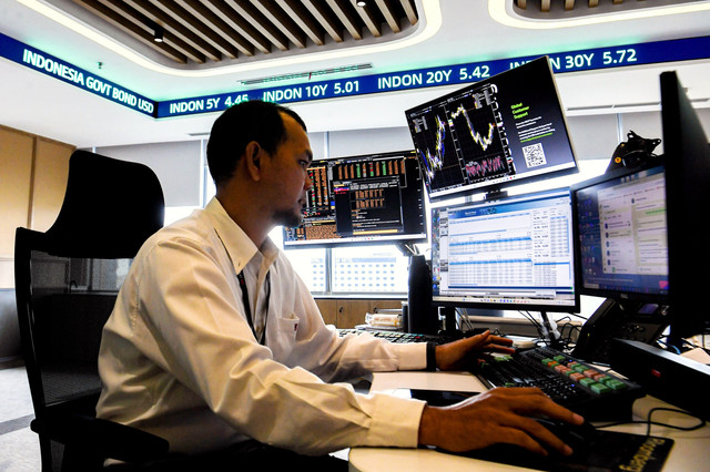 Pekerja memantau grafik pergerakan Indeks Harga Saham Gabungan (IHSG) di Treasury BTN, Jakarta, Senin (2/2/2026). Foto: Muhammad Adimaja/ANTARA FOTO