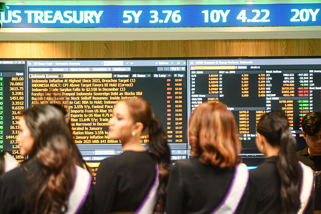 Sejumlah finalis Putri Indonesia 2025 melihat grafik pergerakan Indeks Harga Saham Gabungan (IHSG) di Treasury BTN, Jakarta, Senin (2/2/2026). Foto: Muhammad Adimaja/ANTARA FOTO