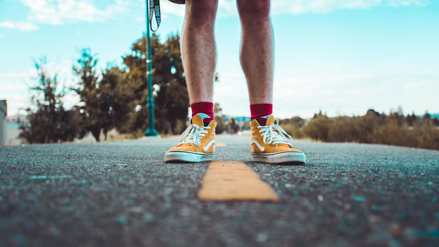 Ilustrasi Bagaimana sikap kaki ketika melakukan gerakan ayunan tangan di tempat. Foto: Unsplash.com/Beau Horyza