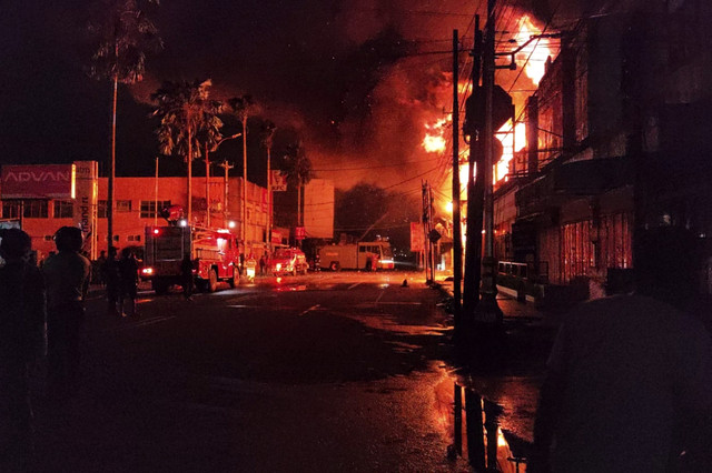 Petugas saat memadamkan kebakaran di Rita Pasaraya Cilacap. Foto: Dok. Polresta Cilacap