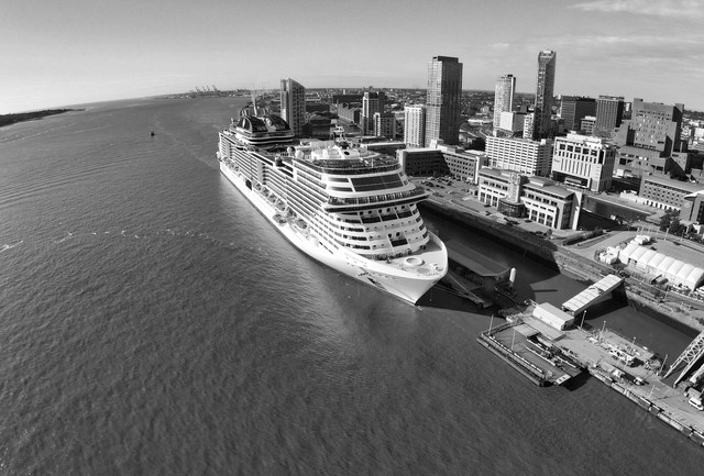 Sumber: Pexels.com/Cruise Ship Moored on Sea Coast, Merseyside, United Kingdom.