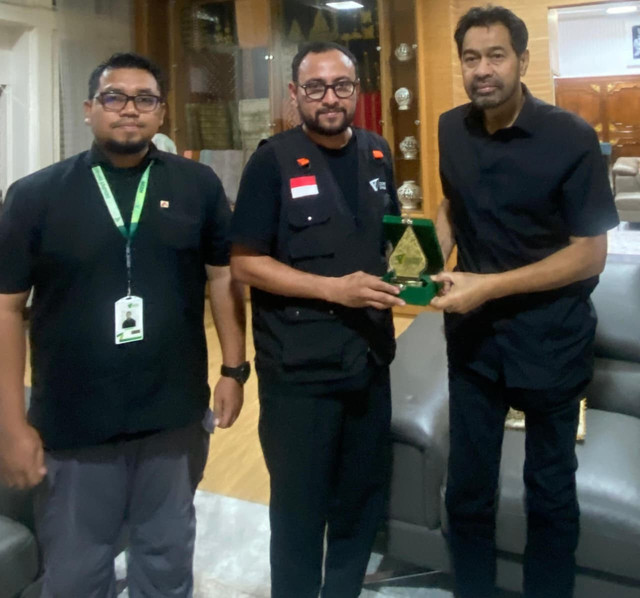 Muzakir Manaf Bersama Ttim Dompe Dhuafa Usai Pertemuan Penguatan Kolaborasi dan Transparansi Program Pascabencana