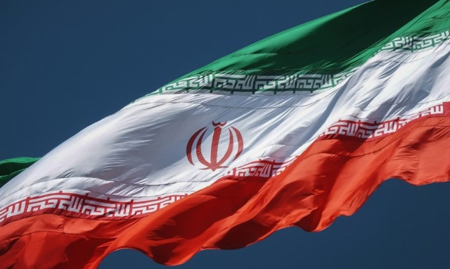 Bendera Iran berkibar. Foto: Sina Drakhshani, under the Unsplash license