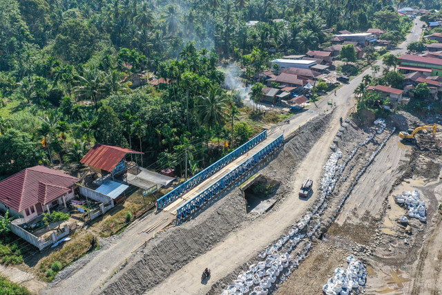 Foto udara kendaraan melintas di samping proyek pembangunan jembatan di Jalur Lintas Aceh Tenggara di Ketambe, Kabupaten Aceh Tenggara, Aceh, Selasa (3/2/2026). Foto: Raisan Al Farisi/ANTARA FOTO