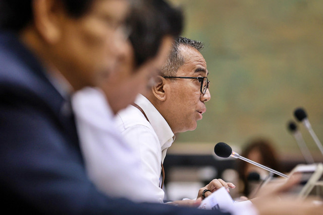 Menteri Pendidikan Tinggi, Sains, dan Teknologi, Brian Yuliarto menyampaikan paparan pada rapat kerja dengan Komisi X DPR di Kompleks Parlemen, Senayan, Jakarta, Selasa (3/2/2026). Foto: Dhemas Reviyanto/ANTARA FOTO
