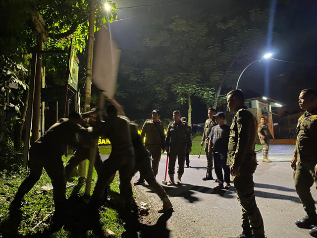 Satpol PP Kabupaten Bogor mencopot baliho di jalur Hambalang. Dok: Satpol PP Kabupaten Bogor