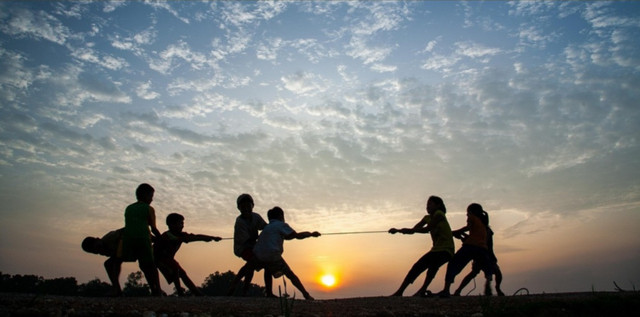 Anak-anak sedang bermain tarik tambang di kala senja. Sumber foto: pixabay.com