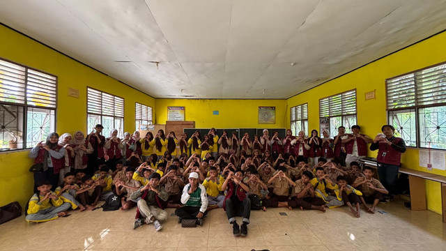 Mahasiswa/i KKN Unand Foto Bersama Siswa/i SMP Negeri 33 Sijunjung. (Foto: Syanina Meilani Sinaga)