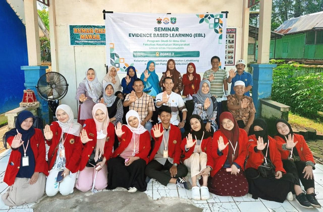 Mahasiswa Ilmu Gizi Universitas Hasanuddin Bersama dengan Lurah dan Staff Kelurahan Mangallekana serta Dosen Ibu Dr. Healthy Hidayanty S.KM., M.Kes., Dietisien pada kegiatan EBL 1 di Baruga Kantor Kelurahan Mangallekana Kabupaten Pangkep, Jumat (30/01/2026). Foto Dokumentasi Pribadi.