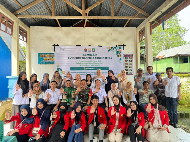 Mahasiswa Ilmu Gizi Universitas Hasanuddin Bersama dengan Liurah dan Staff Mangallekana serta Kepala Puskesmas dan Bhabinkamtibmas Kelurahan Mangallekana di Baruga Kantor Kelurahan Mangallekana Kabupaten Pangkep, Rabu (21/01/2026). Foto Dokumentasi Pribadi