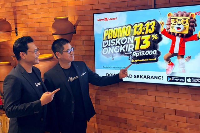 Chief Marketing Officer Lion Parcel, Kenny Kwanto dan Chief Experience Officer Lion Parcel, Budi Santoso dalam Media Luncheon Lion Parcel di Amanaia, Jakarta Pusat, Selasa (3/2/2026). Foto: Najma Ramadhanya/kumparan
