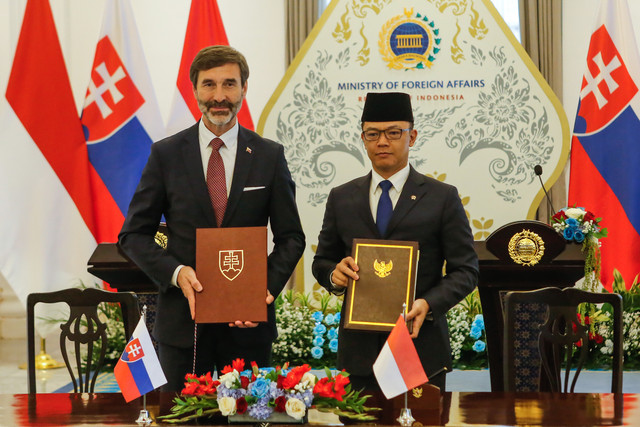 Menlu Sugiono (kanan) dan Menlu dan Urusan Eropa Republik Slovakia Juraj Blanar (kiri) berfoto bersama usai penandatanganan dokumen kerja sama pada pertemuan bilateral di Gedung Pancasila, Kementerian Luar Negeri, Jakarta, Selasa (3/2/2026). Foto: Asprilla Dwi Adha/ANTARA FOTO