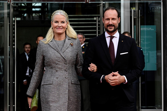 Putri Mahkota Kerajaan Norwegia Mette-Marit bersama Putra Mahkota Haakon tiba untuk resepsi perayaan ulang tahun ke-25 kompleks kedutaan Nordik bersama perwakilan lain dari lima negara Nordik dan Jerman di Berlin, Jerman, pada 21 Oktober 2024. Foto: John MACDOUGALL / AFP