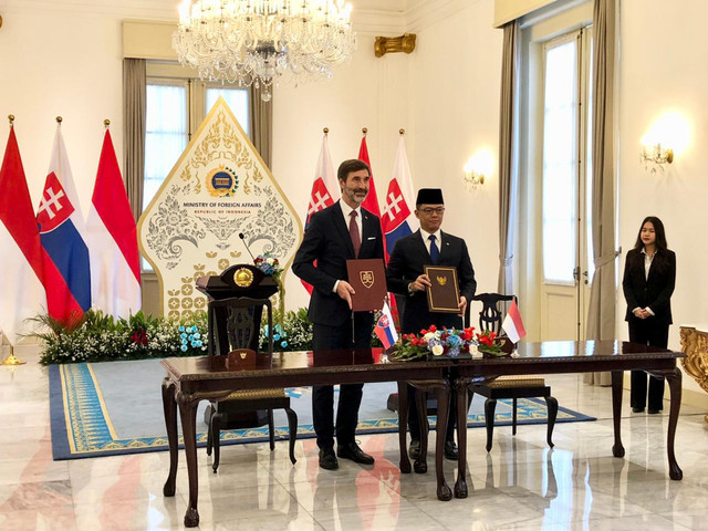 Menlu Sugiono (kanan) dan Menlu Republik Slovakia, Juraj Blanár (kiri)  MoU bebas visa diplomatik (3/2/2026). Foto: Firda Brillianti/kumparan