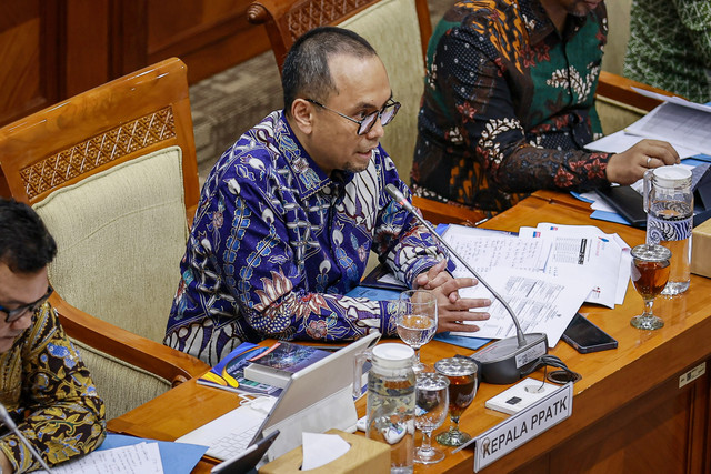Kepala Pusat Pelaporan dan Analisis Transaksi Keuangan (PPATK), Ivan Yustiavandana menyampaikan paparan pada rapat kerja dengan Komisi III DPR di Kompleks Parlemen, Senayan, Jakarta, Selasa (3/2/2026). Foto: Dhemas Reviyanto/ANTARA FOTO