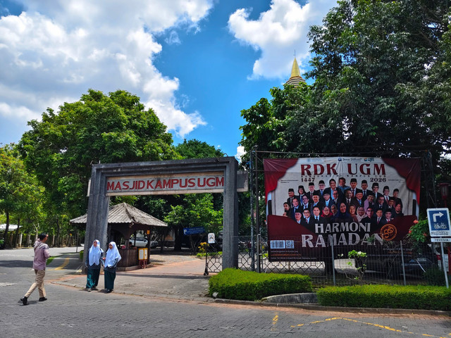 Masjid Kampus UGM bersiap menyambut datangnya Ramadan. Foto: Arfiansyah Panji Purnandaru/kumparan