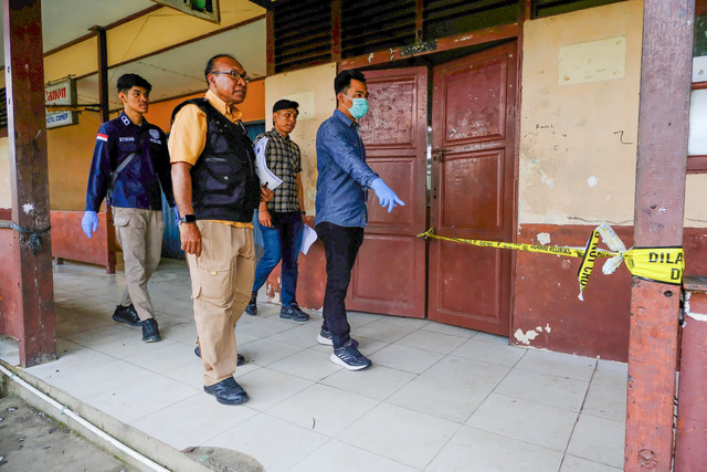 Sejumlah petugas Bidang Laboratorium Forensik (Bidlabfor) Polda Kalbar melakukan olah Tempat Kejadian Perkara (TKP) di SMPN 3, Sungai Raya, Kabupaten Kubu Raya, Selasa (3/2/2026). Foto: Jessica Helena Wuysang/ANTARA FOTO