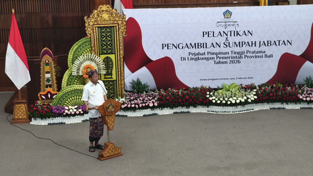 Gubernur Bali Wayan Koster saat memberikan arahan dalam pelantikan pejabat eselon di Kantor Gubernur Bali, Selasa (3/2/2026). Foto: Denita BR Matondang/kumparan