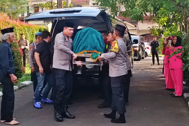 Jenazah Meriyati saat tiba di kediamannya di Pesona Khayangan Estate, Depok setelah dari RS Polri, Selasa (3/2/2026). Foto: Ryan Iqbal/kumparan
