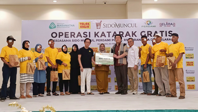 PT Industri Jamu Dan Farmasi Sido Muncul Tbk (Sido Muncul) menggelar bakti sosial operasi katarak gratis di Rumah Sakit (RS) Maranatha, Kabupaten Bandung, Senin (2/2). Foto: kumparan