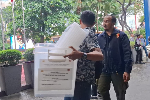 Polisi membawa boks diduga barang bukti terkait isu saham gorengan usai melakukan penggeledahan di gedung Equity, Jakarta Selatan, Selasa (3/2/2026).  Foto: Rayyan Farhansyah/kumparan