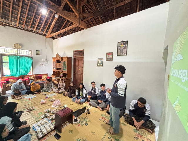 Mahasiswa Undip menyampaikan materi edukasi pemasaran susu jagung  