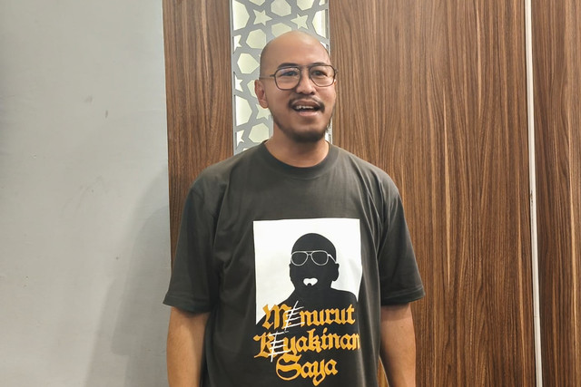 Pandji Pragiwaksono didampingi kuasa hukumnya, Haris Azhar, saat bersilaturahmi ke kantor Majelis Ulama Indonesia (MUI), Menteng, Jakarta Pusat, Selasa (3/2/2026). Foto: Jeni Ritanti/kumparan