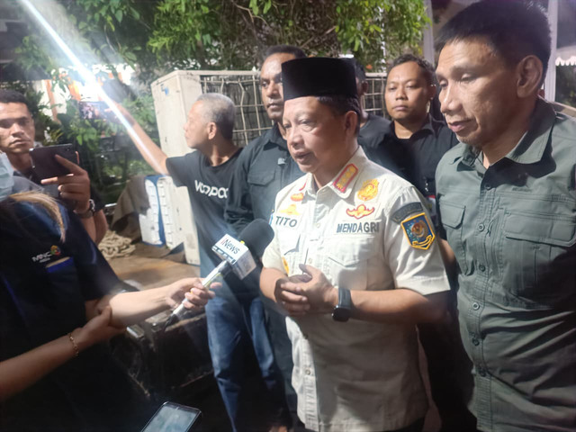 Mendagri, Tito Karnavian memberikan keterangan dan ucapan belasungkawa kepada almarhumah Meriyati saat hendak meninggalkan Pesona Khayangan State, Depok pada Selasa (3/2). Foto: Ryan Iqbal/kumparan