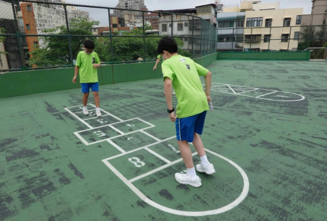 Anak-anak sedang bermain engklek di halaman sekolah. Sumber foto: unsplash.com