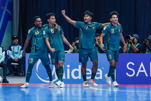 Pemain Timnas Futsal Indonesia Ardiansyah Nur (kedua kiri) melakukan selebrasi bersama rekannya usai mencetak gol ke gawang Timnas Futsal Vietnam pada pertandingan perempat final AFC Futsal Asian Cup 2026 di Indonesia Arena, Jakarta, Selasa (3/2). Foto: Asprilla Dwi Adha/ANTARA FOTO