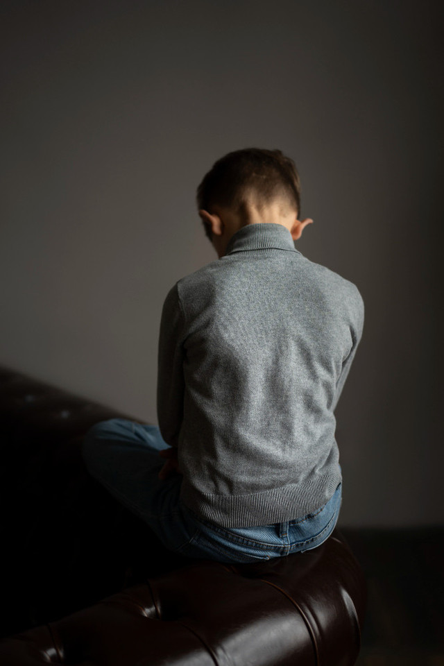 Sumber: https://www.freepik.com/free-photo/non-explicit-image-child-abuse_94965160.htm#fromView=search&page=1&position=10&uuid=25708c48-41d7-477c-94cb-57b17ef65a2c&query=Suicide+children+