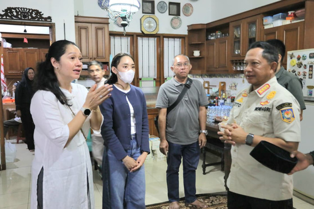 Mendagri Tito Karnavian saat menyambangi rumah duka Meriyati Roeslani Hoegeng atau Meri Hoegeng di Pesona Khayangan Estate, Kota Depok, Jawa Barat, Selasa (3/2/2026).  Foto: Dok. Kemendagri