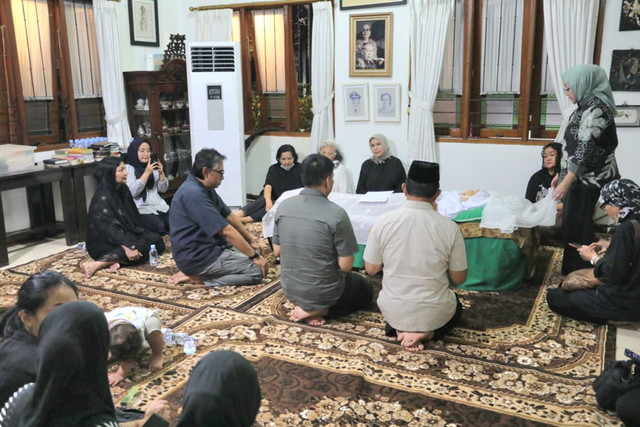 Mendagri Tito Karnavian saat menyambangi rumah duka Meriyati Roeslani Hoegeng atau Meri Hoegeng di Pesona Khayangan Estate, Kota Depok, Jawa Barat, Selasa (3/2/2026).  Foto: Dok. Kemendagri