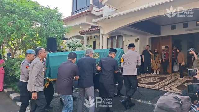 Foto Pengantaran Jenazah Eyang Meri Hoegeng, Istri mantan Kapolri Jendral (purn) Hoegeng Iman Santoso (sumber: istimewa/kredit foto)
