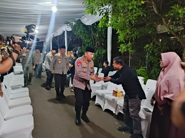 Kapolri Jenderal Listyo Sigit Prabowo menyambangi kediaman Meriyati di Pesona Khayangan Estate, Depok pada Selasa (3/2) malam. Foto: Ryan Iqbal/kumparan