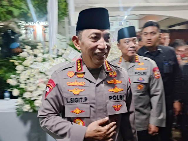Kapolri Jenderal Listyo Sigit Prabowo saat memberikan keterangan setelah melayat ke kediaman Meriyati di Pesona Khayangan Estate, Depok pada Selasa (3/2) malam. Foto: Ryan Iqbal/kumparan