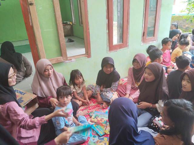 Aktivitas membaca bersama anak-anak