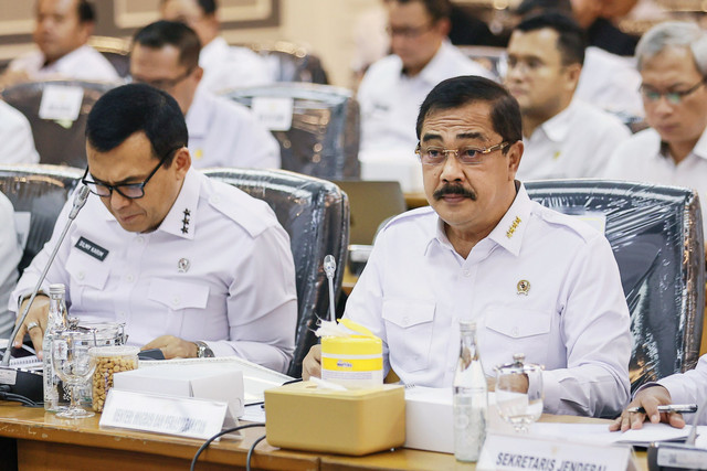 Menteri Imigrasi dan Pemasyarakatan Agus Andrianto (kanan) bersama Wakil Menteri Imigrasi dan Pemasyarakatan Silmy Karim (kiri) mengikuti rapat kerja dengan Komisi XIII DPR di Kompleks Parlemen, Senayan, Jakarta, Selasa (3/2/2026). Foto: Dhemas Reviyanto/ANTARA FOTO