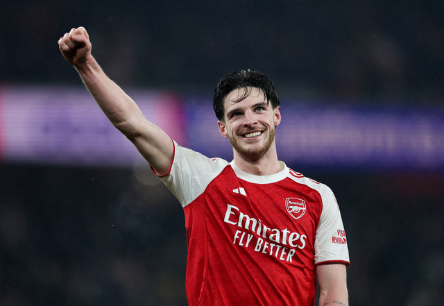 Declan Rice dari Arsenal merayakan setelah pertandingan semifinal Piala Liga Inggris antara Arsenal vs Chelsea di Stadion Emirates, London, Rabu (4/2/2026). Foto: Paul Childs/REUTERS