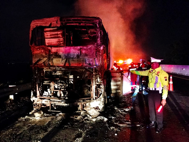 Kondisi Bus PO Haryanto yang terbakar di Tol Pemalang. Foto: Dok. Polres Pemalang