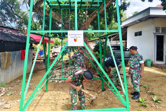 Personel TNI terlibat dalam proses pembangunan sumur bor yang pembangunannya telah rampung sebanyak 17 unit sebagai sumber air bersih permanen di Sumatra Barat. Foto: Dok. Bakom RI