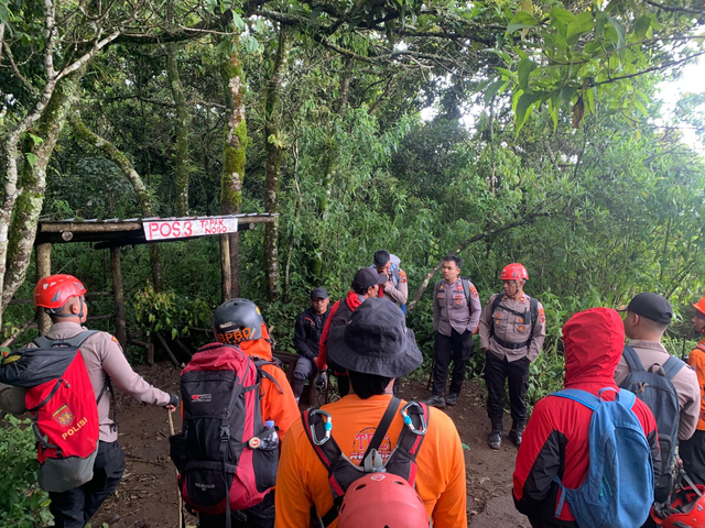 Tim KMPA Giri Bahama bersama tim gabungan relawan saat berada di Pos 3 Tapak Nogo