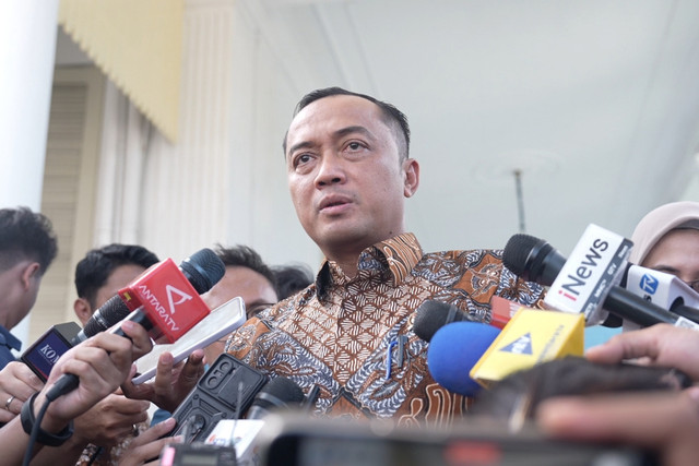 Mensesneg, Prasetyo Hadi memberikan keterangan pers terkait pertemuan sejumlah pimpinan organisasi, pondok pesantren, dan tokoh Islam dengan Presiden Prabowo di Istana Negara, Jakarta, Selasa (3/2/2026). Foto: Dok. Bakom RI