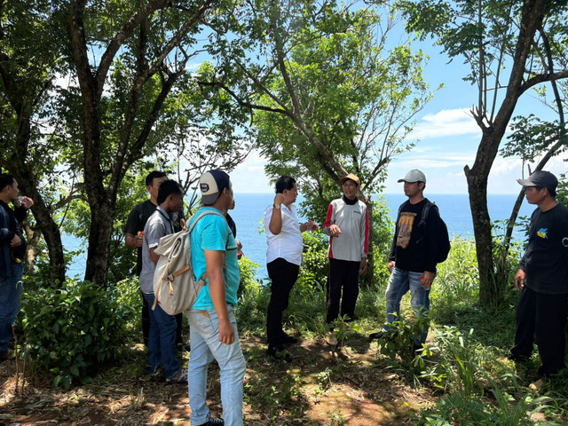 Polisi melakukan pengejaran terhadap A, terduga pelaku pembunuhan Nur Aini (55 tahun) wanita warga Desa Golan, Kecamatan Sukorejo, Ponorogo, di wilayah Kabupaten Gunung Kidul, Provinsi Daerah Istimewa Yogyakarta (DIY). Foto: Polres Ponorogo