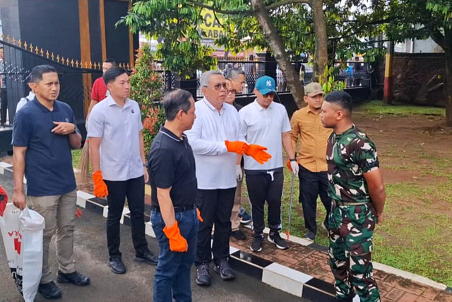 Menteri LH Hanif Faisol Nurofiq bersama Walkot Tangsel Benyamin Davnie membersihkan sampah di sepanjang Jalan Raya Serpong, Rabu (4/2/2026). Foto: Dok. kumparan