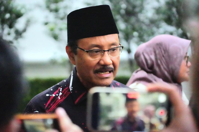 Menteri Sosial Saifullah Yusuf (Gus Ipul) usai menghadiri pertemuan sejumlah tokoh pemimpin organisasi kemasyarakatan Islam dengan Presiden Prabowo Subianto di Istana Kepresidenan Jakarta, Selasa (3/2/2026). Foto: Kemensos RI