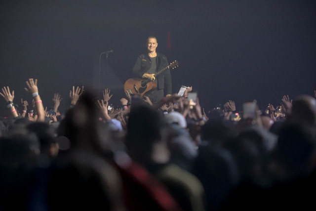 Penampilan Bryan Adams pada konser bertajuk "Roll with the Punches Tour 2026" di Beach City International Stadium, Jakarta Utara, Selasa (3/2/2026). Foto: Jamal Ramadhan/kumparan