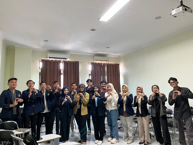 Dosen Pembimbing Lapangan (DPL), Noventia Karina Putri, S.E., M.M., saat memberikan arahan strategis kepada anggota Koordinator Kecamatan (Korcam) terkait teknis pelaksanaan Expo Inovasi untuk Negeri
