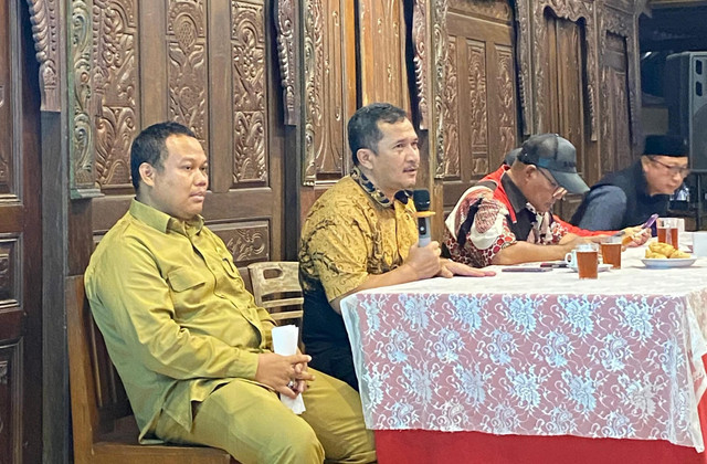 Ketua Komisi A DPRD DIY, Eko Suwanto, dalam Focus Group Discussion (FGD) bertema Pemajuan Pembangunan Kalurahan/Kelurahan dan Percepatan Penanganan Stunting yang digelar di Ingkung Grobog, Umbulharjo, Kota Yogyakarta, Senin (2/2).